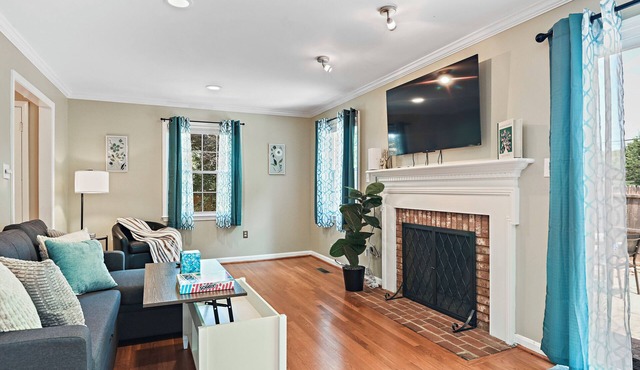 Pet Friendly 4 bd end unit TH, WiFi, Fenced in yard, near Washington DC/transit