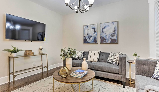 Pet-Friendly Newark Townhome Near Airport!