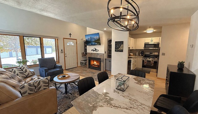 Pet Friendly Townhome Located Between Downtown and Ski Resort