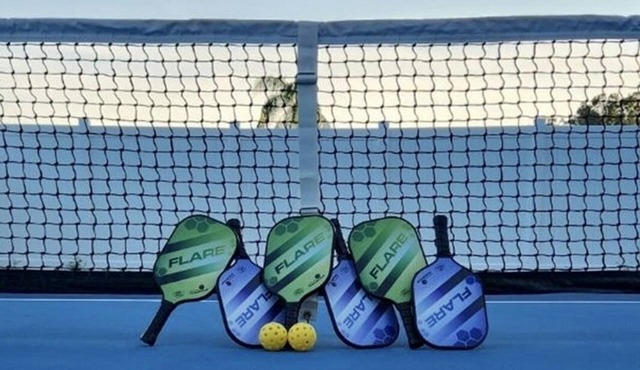 Pickleball Paradise ! Movie Deck ! Beach 5 Min ! Full Kitchen
