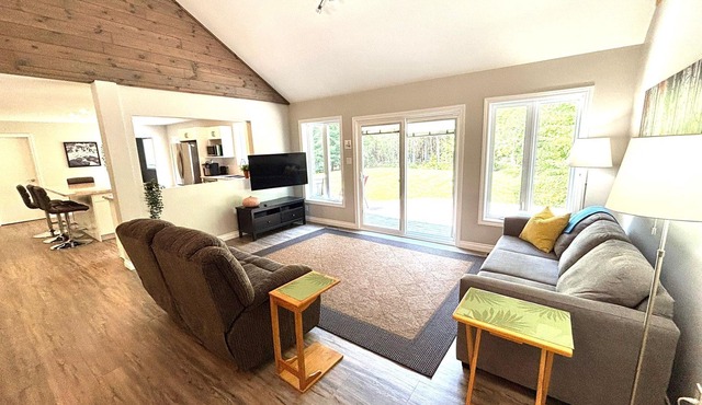 Pike & Pine: This bright and spacious retreat blends modern comfort with cozy cottage charm. Featuring a fully equipped kitchen, multiple cozy bedrooms, stylish bathrooms, and inviting living spaces with a wood-burning fireplace.
