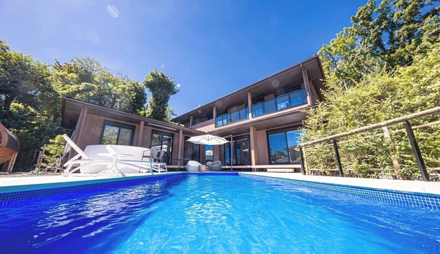 Play in the pool spend time in the pool live in /Ito Shizuoka