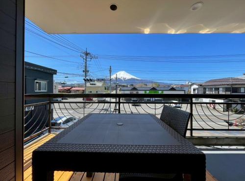 PLEO 圧巻の富士山ビュー バルコニーあり モダンで綺麗な宿を貸し切り Max4名