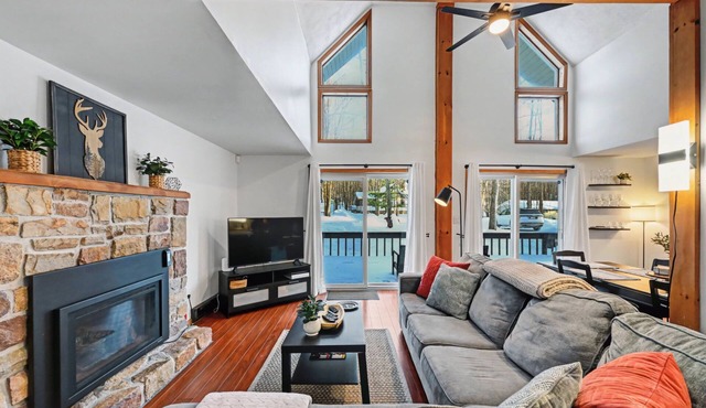 Pocono Chalet, Sleeps 10, Lake Access, Fire Pit, Screened Porch, Fireplace