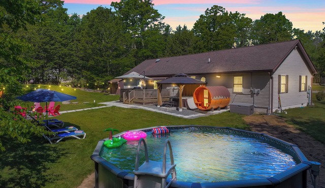 Pocono Escape: Pool Sauna Hot Tub Games Tesla EV