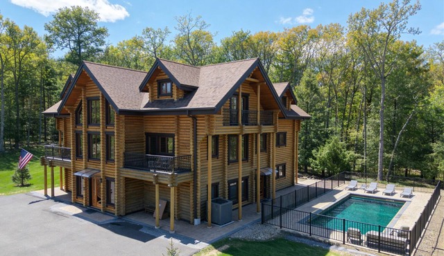 Pocono Log House Chalet, Outdoor Pool, Sauna, Hot tub, Pool Table