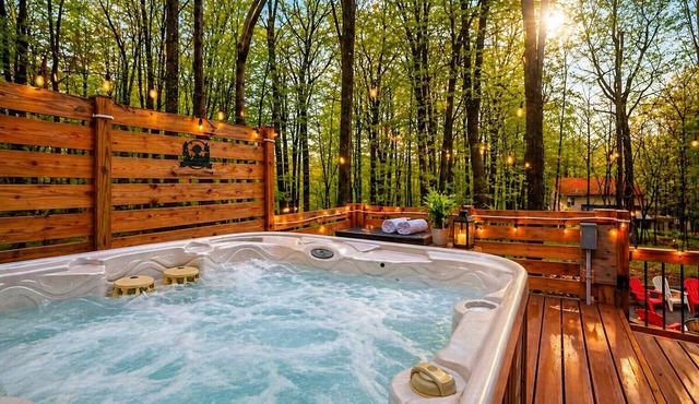 Pocono’s Cabin w/Hot tub, Firepit, Game room,Lakes