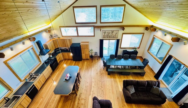 Priest Lake 20-acre creek-front retreat sleeps 13+, near golf & lake!