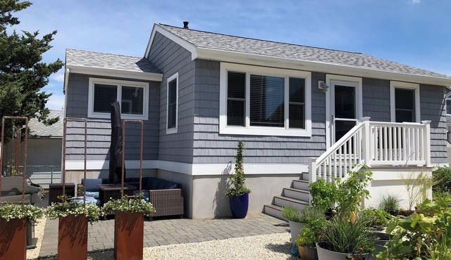 Pristine, renovated beach cottage; walk to Lavallette town center & beaches.