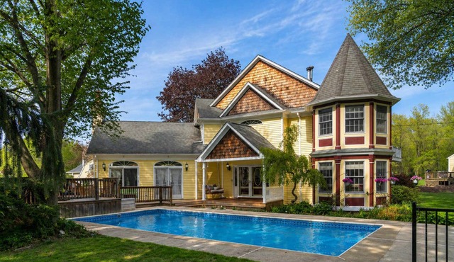Private 5BR Farmhouse, Pool, Sleeps 12, Family