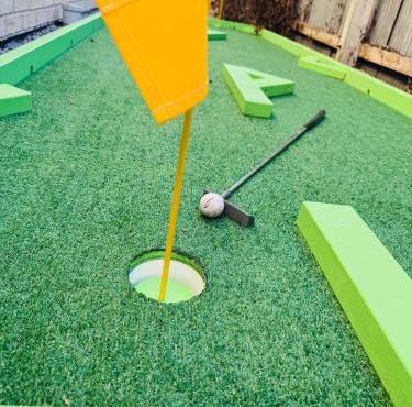 Private Cinema, 6 bedrooms w Ensuites, Games Room w PS5 and Arcade, Free doorstep Parking, 4min to Stadium, Mini Golf, Central