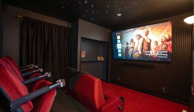 🎞️ Private Cinema, Games Room, 6 Ensuites.Superhost,Free Parking, MiniGolf
