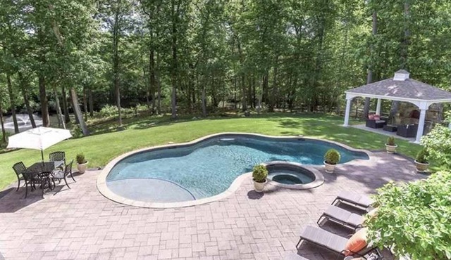 Private colonial oasis for Summer 2022 : heated saltwater pool, hot tub, office