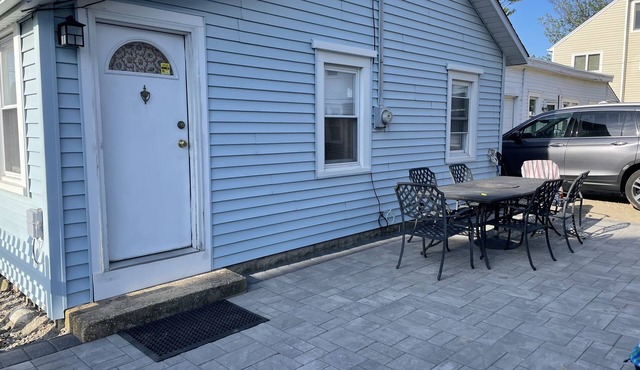 Private cottage walking distance to beach, bay, surfing, boardwalk & playground.