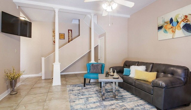 PRIVATE COURTYARD! ST.CHARLES AVE! GARDEN DISTRICT!