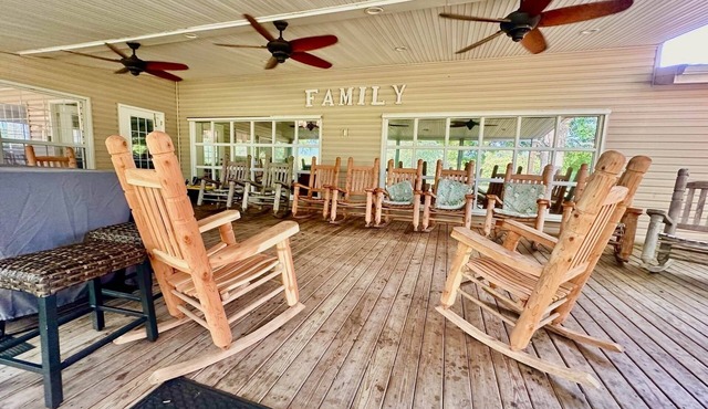 Private Family Mini Resort! Pool, Gym, Pool table, foosball, volleyball, Lake +