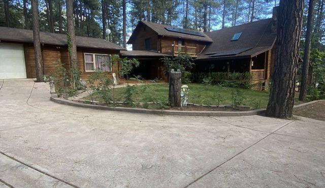 Private Mountain True Log Cabin Retreat with 2 Master Bedrooms