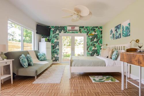 Private patio retreat Free Parking Near beach