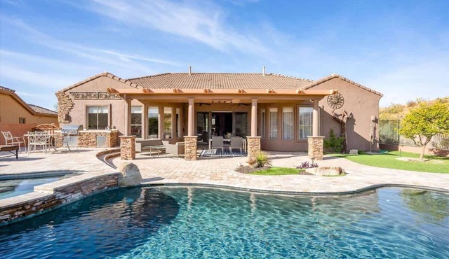 Private pool & spa with mountain views