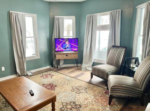 Private Room-Queen Bed-Shared Living Spaces