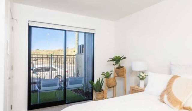Private studio room over the road from the beach, 2 mins to hot pools
