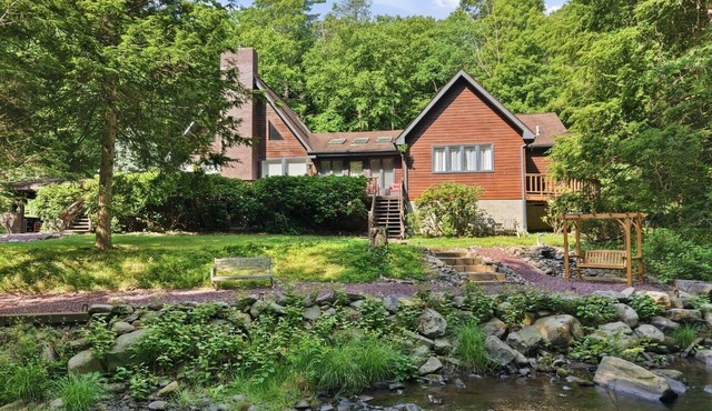 Private waterfront retreat in the Pocono mountains. Hot tub, Fire pit, Dogs ok