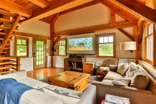 Private Woodland Retreat with Cedar Hot Tub & Mt View