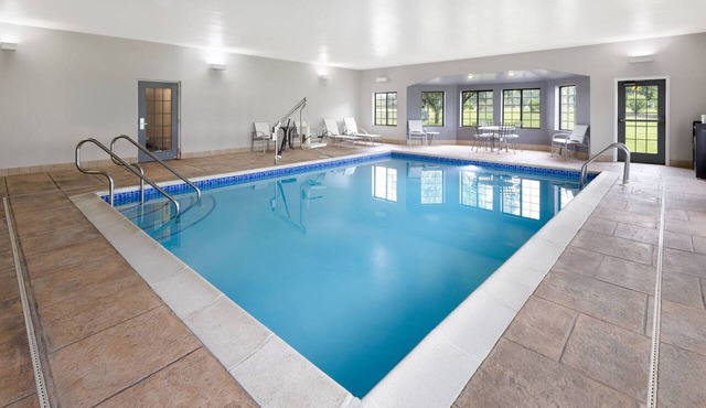 Queen Studio Suite w/Full Kitchen + Breakfast
