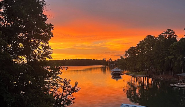 Quiet Cove Paradise 30 min to Auburn. Hot tub, Massive Dock and Sunset views.