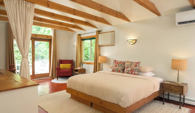 Quiet Solitude with Firepit, Electric Stove & Private Deck