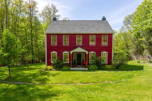 Red Hill House - Farmhouse Charm with Natural Views