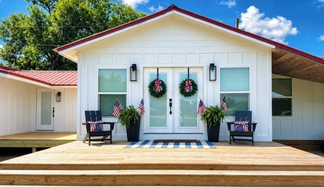 Relaxing 1-bedroom house just steps away from Bristol Boat Landing