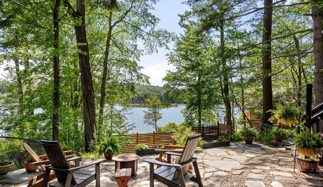 Relaxing Lakeview Cottage in Smallwood