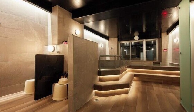 Rembrandt Cabin and Spa Shimbashi - Caters to Men