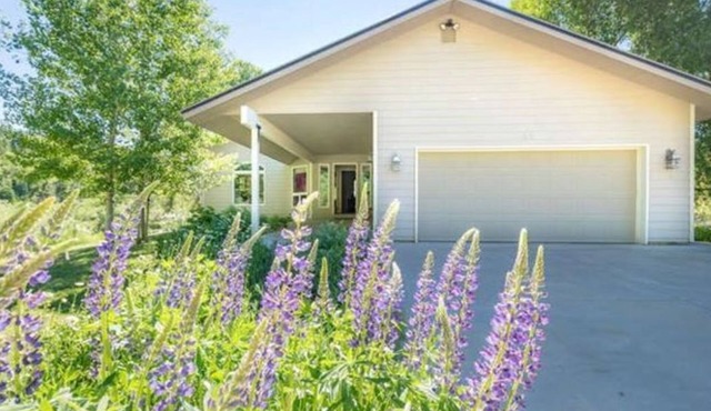 Riverfront Home-Fenced Yard/Pet Friendly
