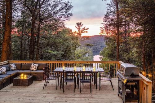 Rivers Ledge Cabin with Sauna and Hot Tub