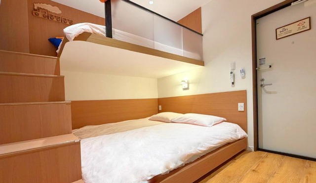 ROKU GRKU Newly Renovated in 2026, Designer Bunk Room, 5 Min to Iriya, King Lower Bunk and Single Upper Bunk, Easy Access to Ueno and Asakusa, Sleeps 3