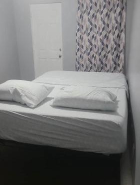 Room in a Beach House with Queen bed in a landlord hosted three bedroom apartment