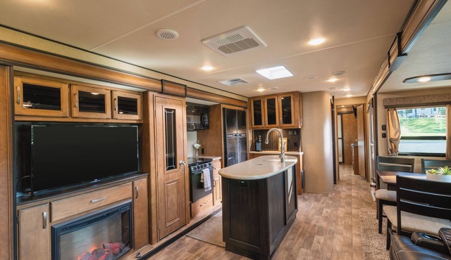 RV 9 Luxury Glamping with Amazing Lake Views!