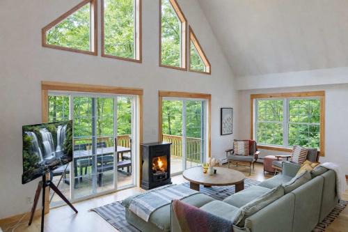 Sagewood Retreat - Stylish Catskills with Hot Tub