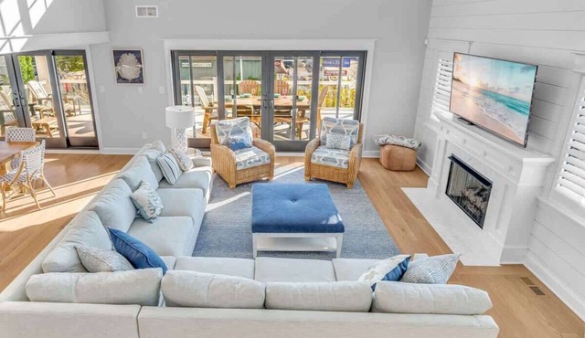 Saltwater Vista | Luxury Poolside Escape | Elevator
