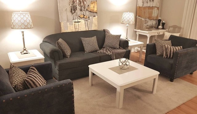 Sarnia's Central Six - BIG 6 BR/2 BA w/patio & BBQ
