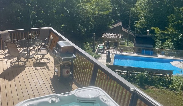 Sauna, Hot-tub, fire-pit, pet friendly. Private Pool. Mountain views!