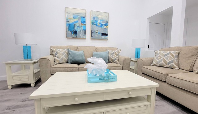 ★ SCENIC POOLSIDE❤ tastefully decorated and minutes away from Clearwater Beach