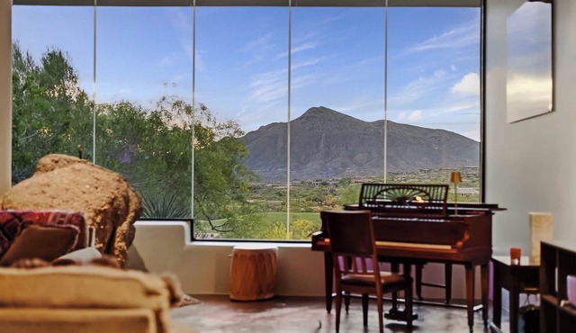 Scottsdale family 4BR Oasis with Pool and Modern Living