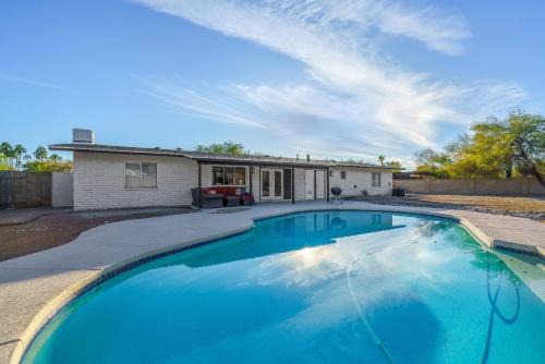 Scottsdale Oasis Family Retreat with Pool