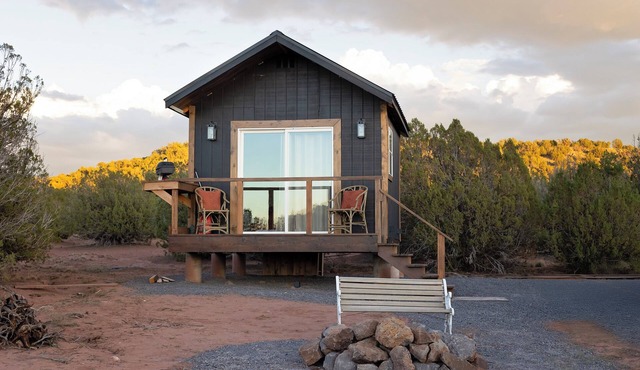 Serene 1-bedroom off-grid getaway with epic sunset, stars, and quiet