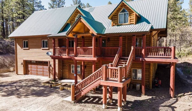 Secluded, Spacious, Close to Town, Large Lot, Great Family Home, Hot Tub