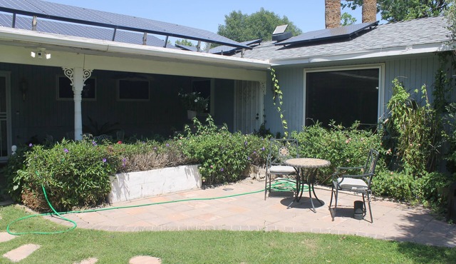 Shady Grove-Centrally Located City Oasis -Pets OK, 2BR - 4 guests, Longer Stays+