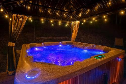 Shenandoah Paradice - 8 Person Hottub with Pergola, Free Platinum Pool Pass, Mountain View, EV Station, Family and Large Group Friendly, Walk to Ski